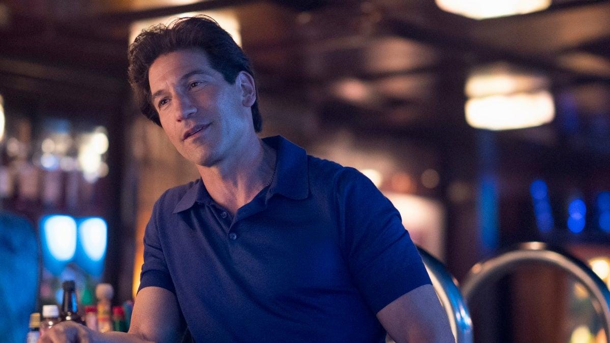 Jon Bernthal wystąpi w serialowym remake’u Amerykańskiego żigolaka! Oto pierwsza zapowiedź