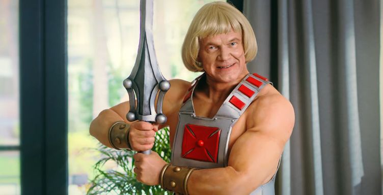 Napakowany Cezary Pazura w reklamie figurek He-Man