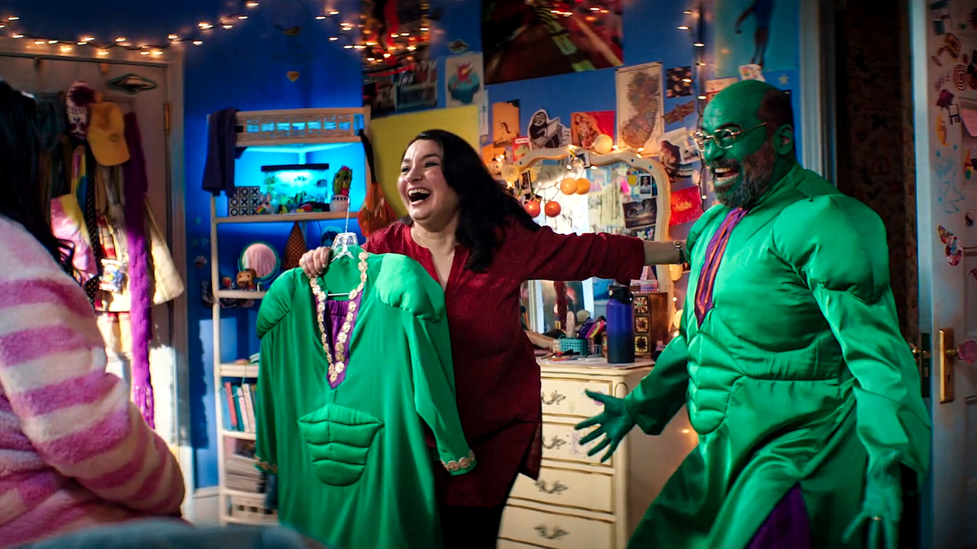 Ms. Marvel poznaje moce i radzi sobie z rodziną w dwóch nowych klipach z serialu